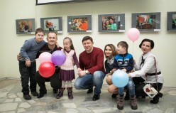 Заместитель председателя Думы Игорь Батлуков принял участие в открытии фотовыставки «Эти солнечные дети»